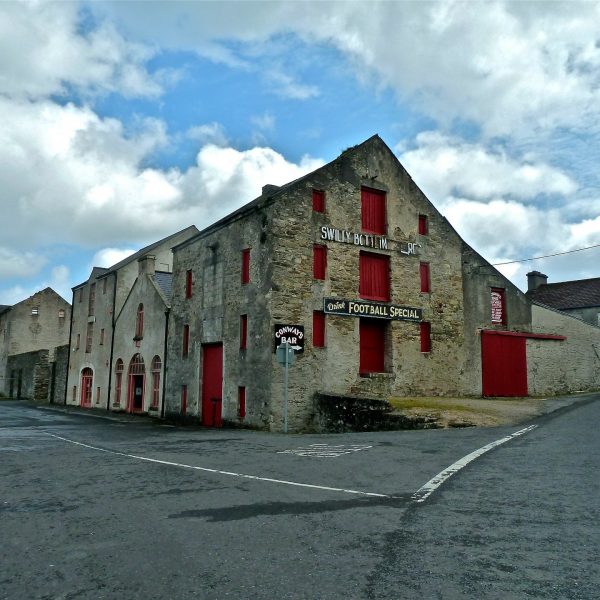 bond-stores-272589_1920